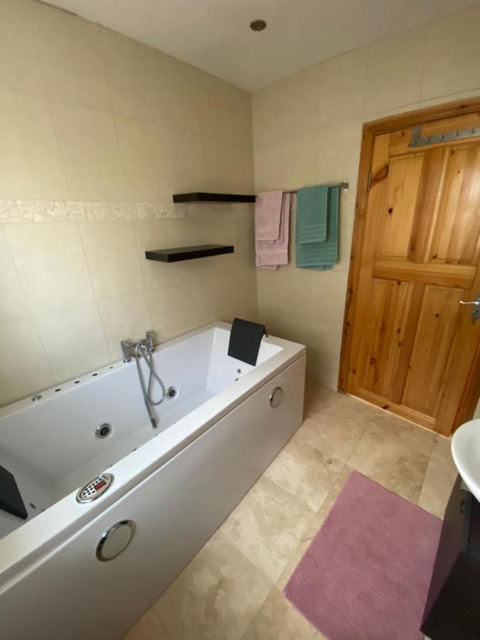 Town Villa With Charming Garden, Bbq Area & Sleeps 6 كاشيل المظهر الخارجي الصورة
