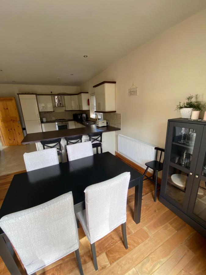 Town Villa With Charming Garden, Bbq Area & Sleeps 6 كاشيل المظهر الخارجي الصورة